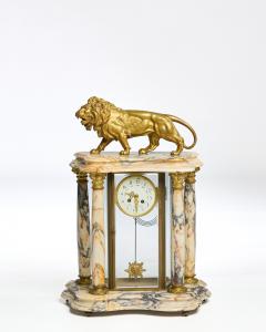 Orologio architettonico con leone e bronzo dorato